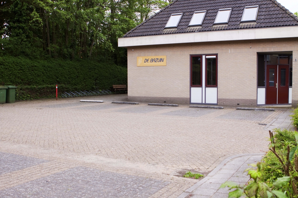 Bazuin Zwolle buitenkant -plus- parkeerplaats